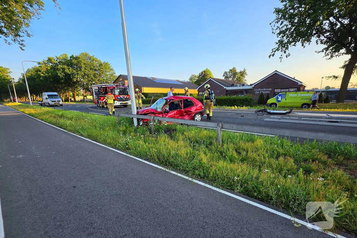 Auto crasht tegen lantaarnpaal na aanrijding