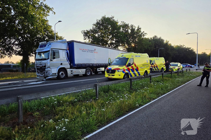 Auto crasht tegen lantaarnpaal na aanrijding