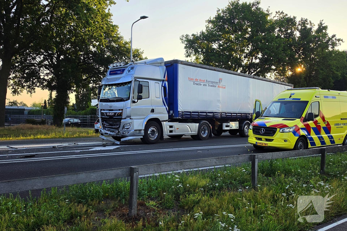Auto crasht tegen lantaarnpaal na aanrijding