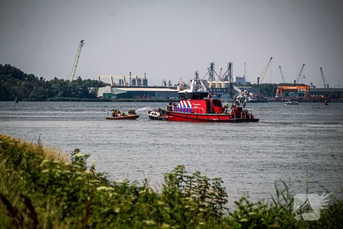 Bemanning zeeschip start blussing van brandend jacht