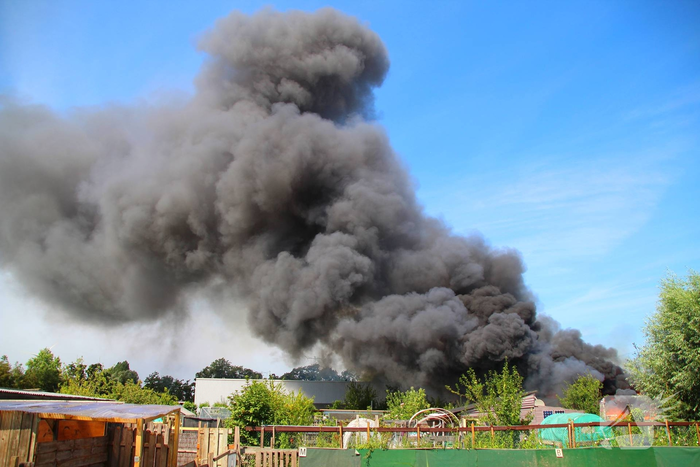 Zwarte rookwolken door brand in gebouw