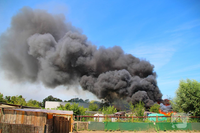 Zwarte rookwolken door brand in gebouw