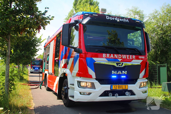 Zwarte rookwolken door brand in gebouw