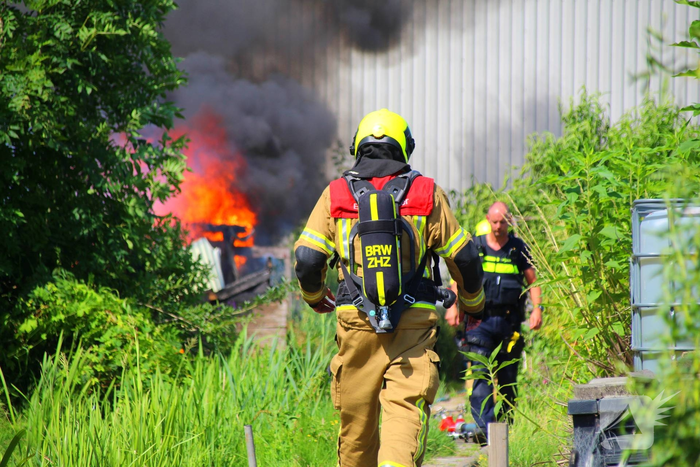 Zwarte rookwolken door brand in gebouw