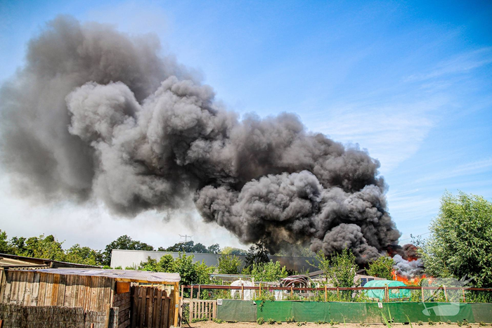 Zwarte rookwolken door brand in gebouw