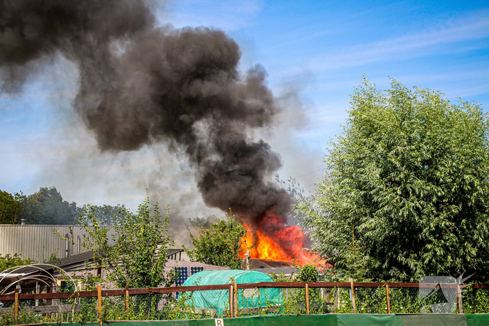 Zwarte rookwolken door brand in gebouw