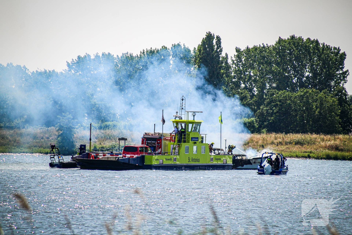 Brand verwoest jachtboot op rivier