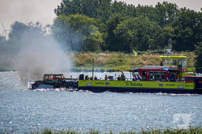 Brand verwoest jachtboot op rivier