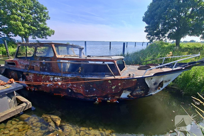 Brand verwoest jachtboot op rivier
