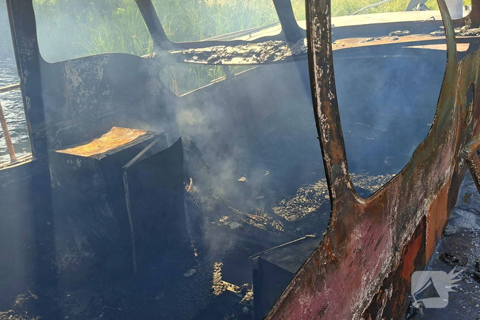 Brand verwoest jachtboot op rivier