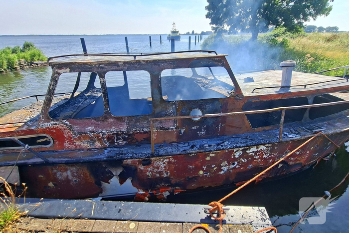 Brand verwoest jachtboot op rivier