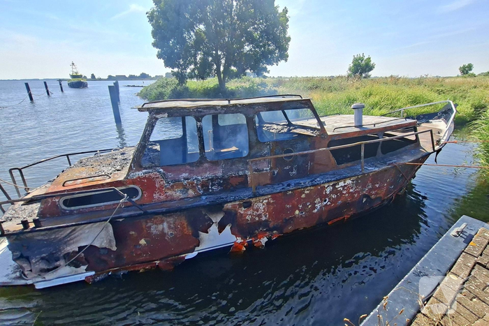 Brand verwoest jachtboot op rivier