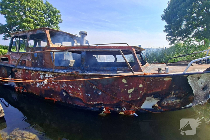 Brand verwoest jachtboot op rivier