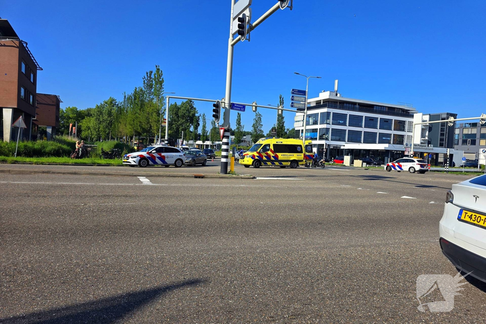 Auto botst op fietster, ernstige gevolgen