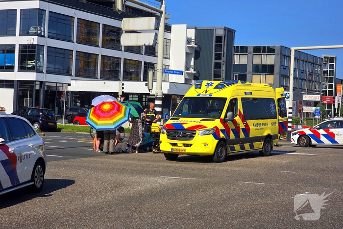 Auto botst op fietster, ernstige gevolgen