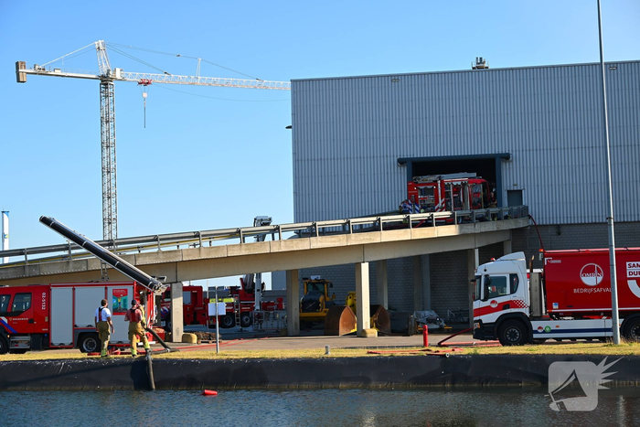 Brandweer bestrijdt zeer grote brand