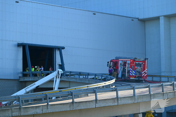 Brandweer bestrijdt zeer grote brand