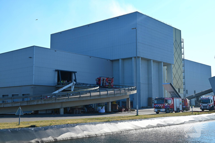 Brandweer bestrijdt zeer grote brand