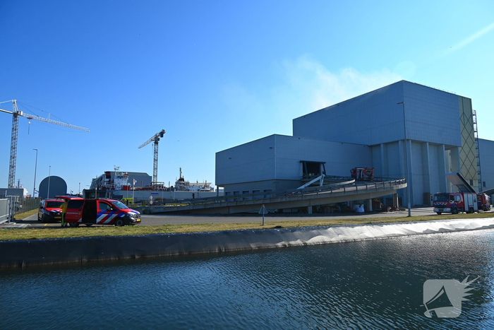 Brandweer bestrijdt zeer grote brand