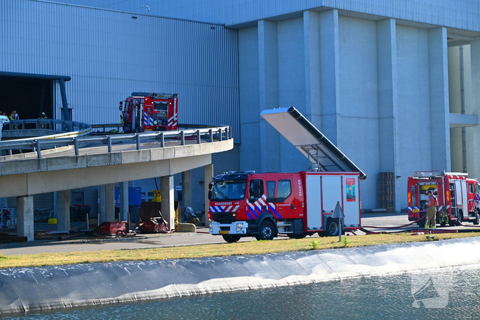Brandweer bestrijdt zeer grote brand
