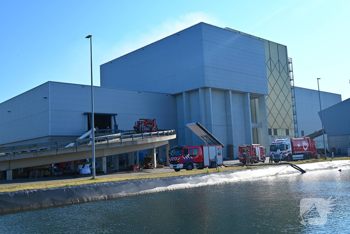 Brandweer bestrijdt zeer grote brand