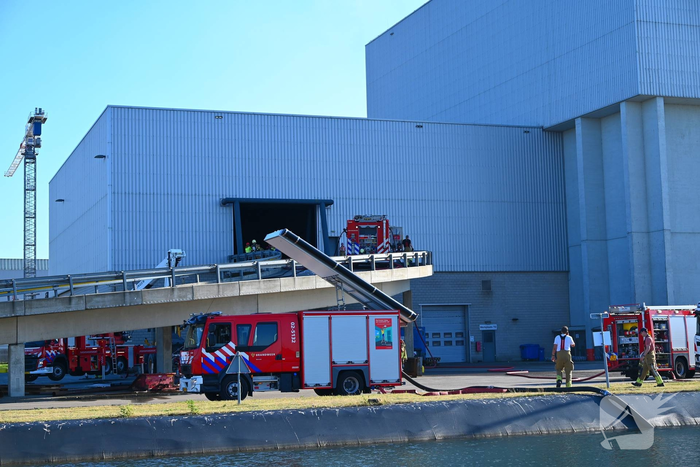 Brandweer bestrijdt zeer grote brand