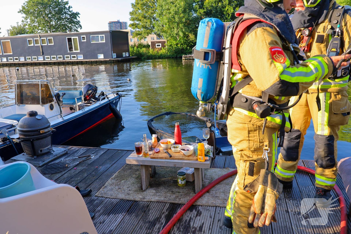 Opvarende loopt brandwonden op door brand in boot