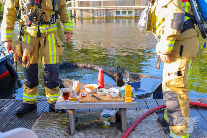 Opvarende loopt brandwonden op door brand in boot