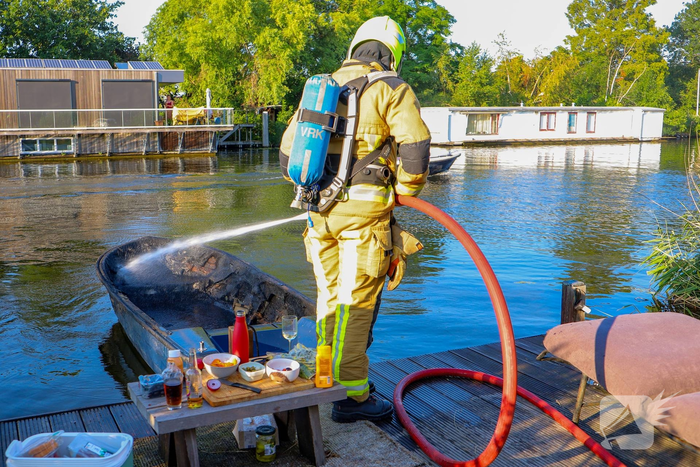 Opvarende loopt brandwonden op door brand in boot
