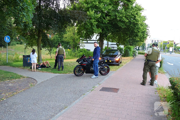 Hulpdiensten ingezet nadat motorrijder ten val komt