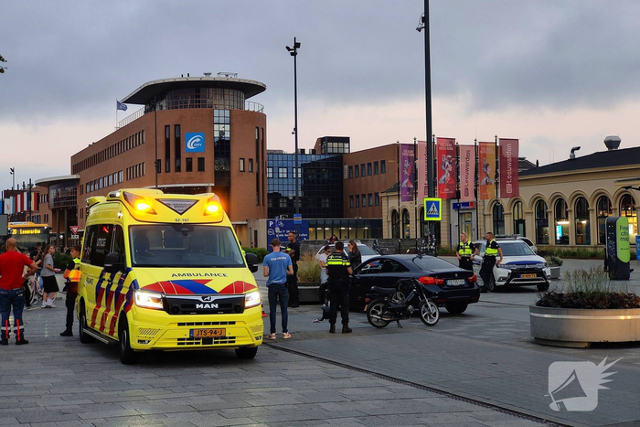 Bromfietser in botsing met personenauto