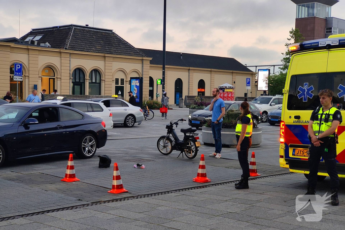 Bromfietser in botsing met personenauto