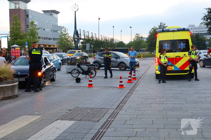 Bromfietser in botsing met personenauto