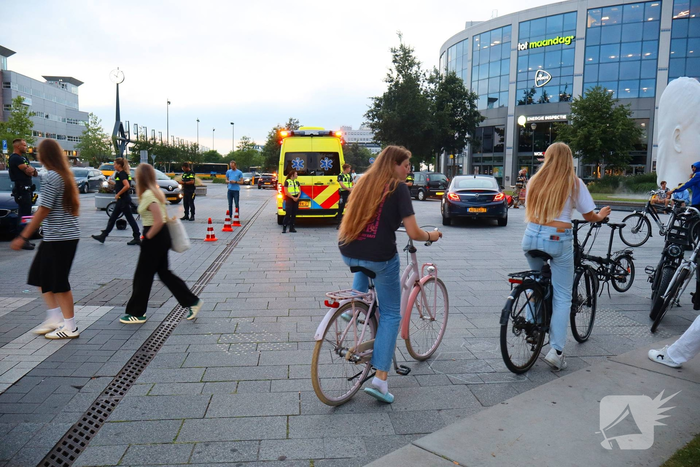 Bromfietser in botsing met personenauto