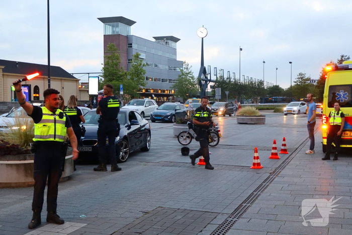 Bromfietser in botsing met personenauto