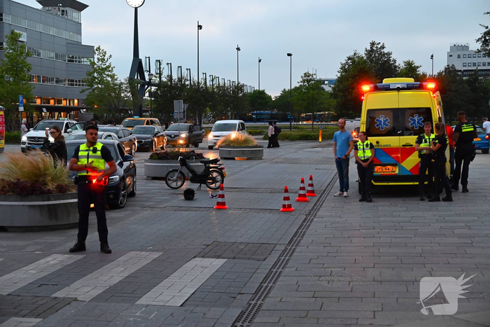 Bromfietser in botsing met personenauto