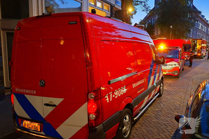 Brand verspreid zich via dak, vijftien woningen ontruimd