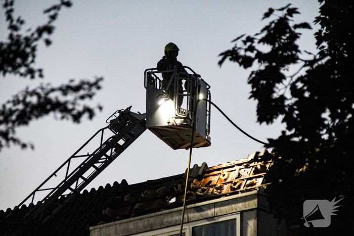 Brand verspreid zich via dak, vijftien woningen ontruimd