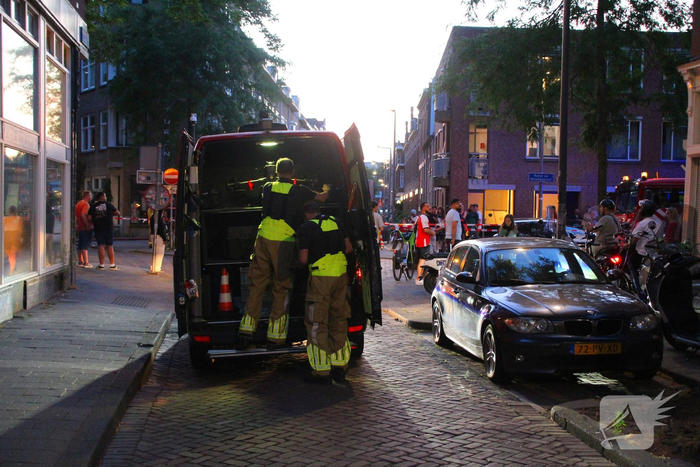 Brand verspreid zich via dak, vijftien woningen ontruimd