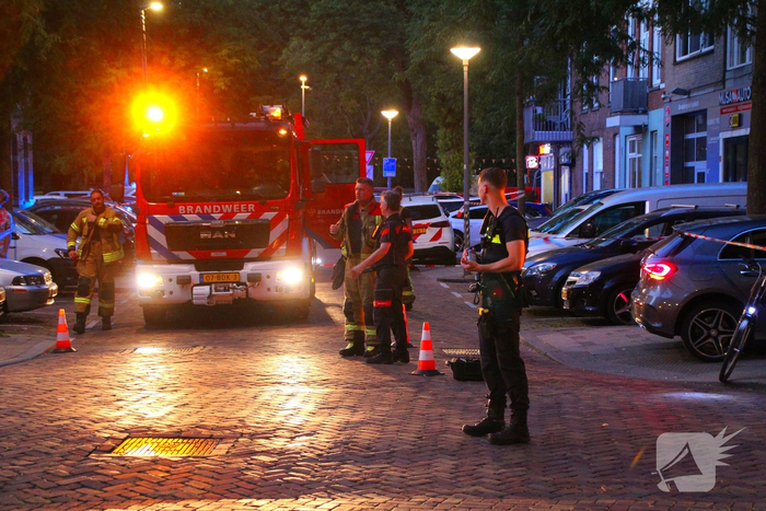 Brand verspreid zich via dak, vijftien woningen ontruimd