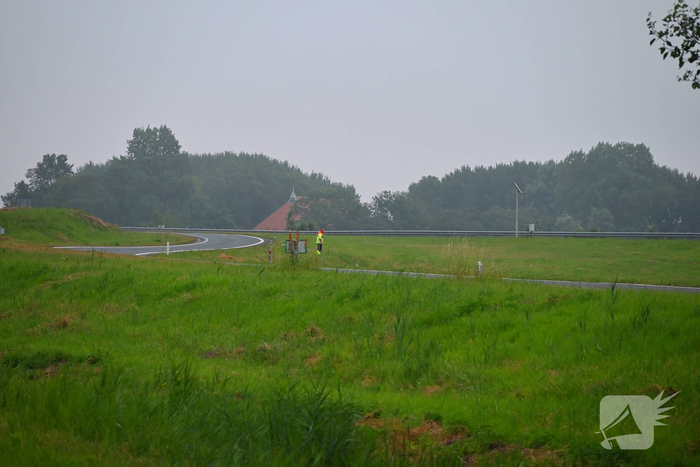 Automobilist rijdt rechtdoor in bocht