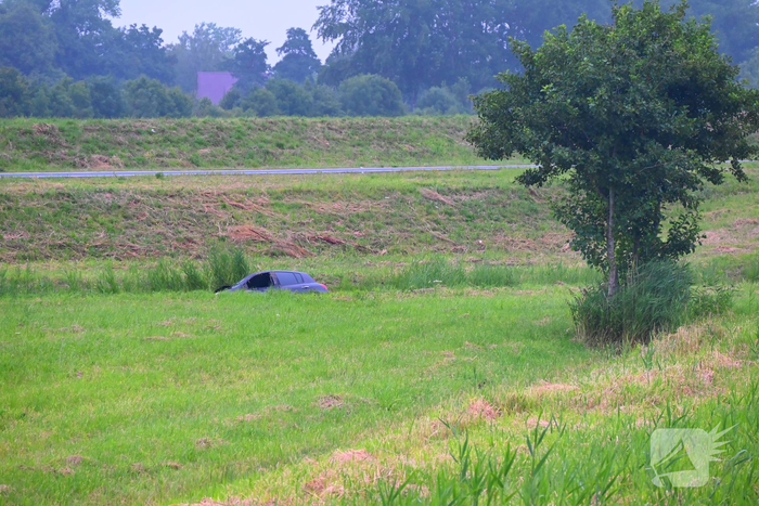 Automobilist rijdt rechtdoor in bocht
