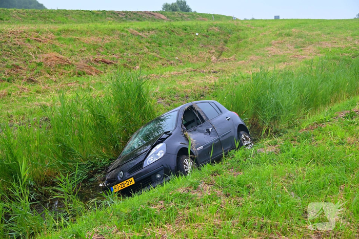 Automobilist rijdt rechtdoor in bocht