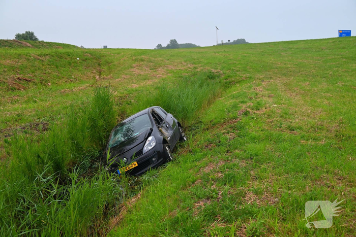Automobilist rijdt rechtdoor in bocht