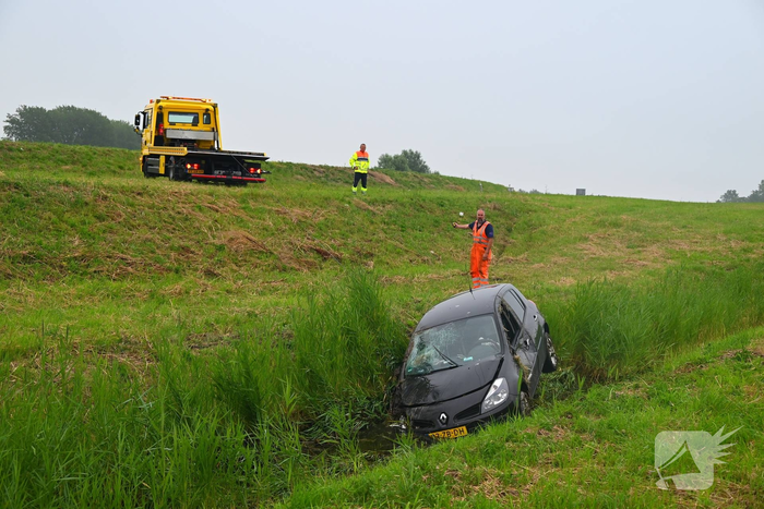 Automobilist rijdt rechtdoor in bocht