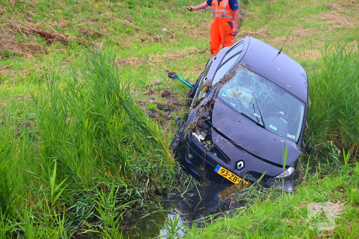 Automobilist rijdt rechtdoor in bocht