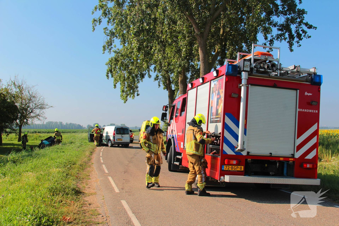 Auto belandt in sloot na botsing met bestelbus
