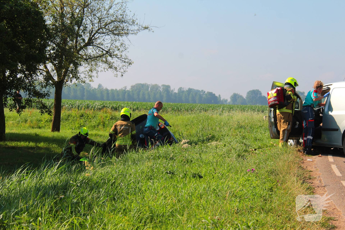 Auto belandt in sloot na botsing met bestelbus