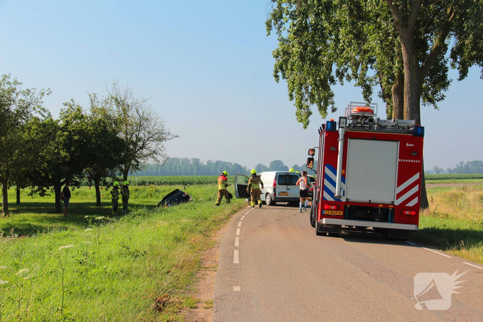 Auto belandt in sloot na botsing met bestelbus
