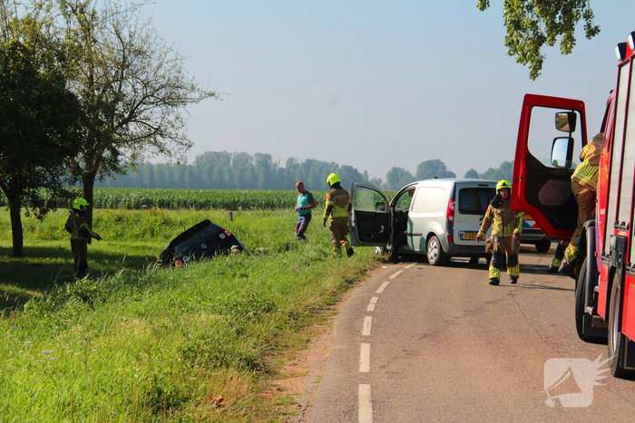 Auto belandt in sloot na botsing met bestelbus